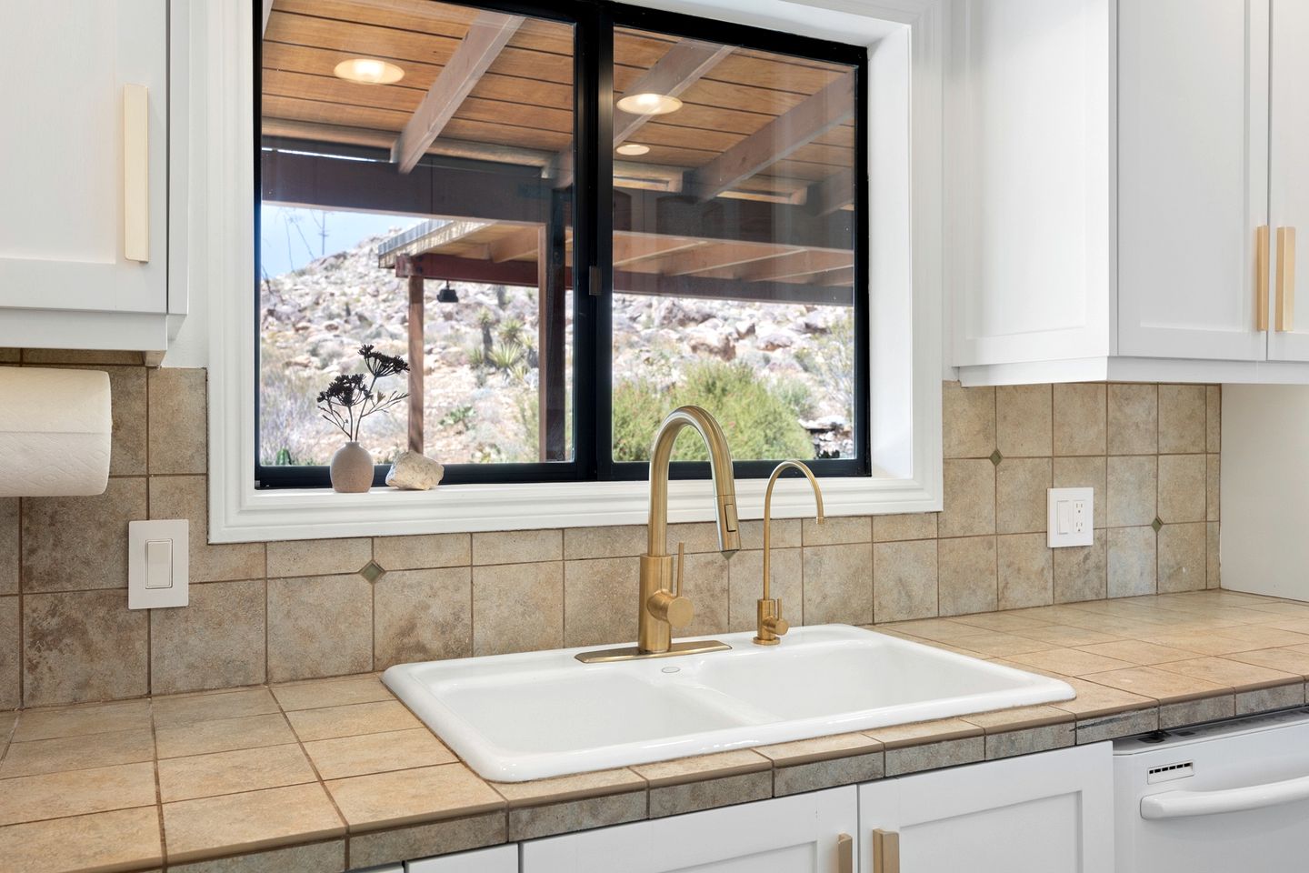 Incredible Vacation Rental with Hot-tub, Fire Pit and Great Sights in Joshua Tree, California
