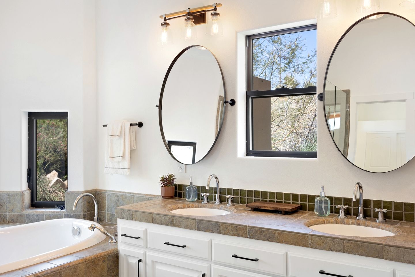Incredible Vacation Rental with Hot-tub, Fire Pit and Great Sights in Joshua Tree, California