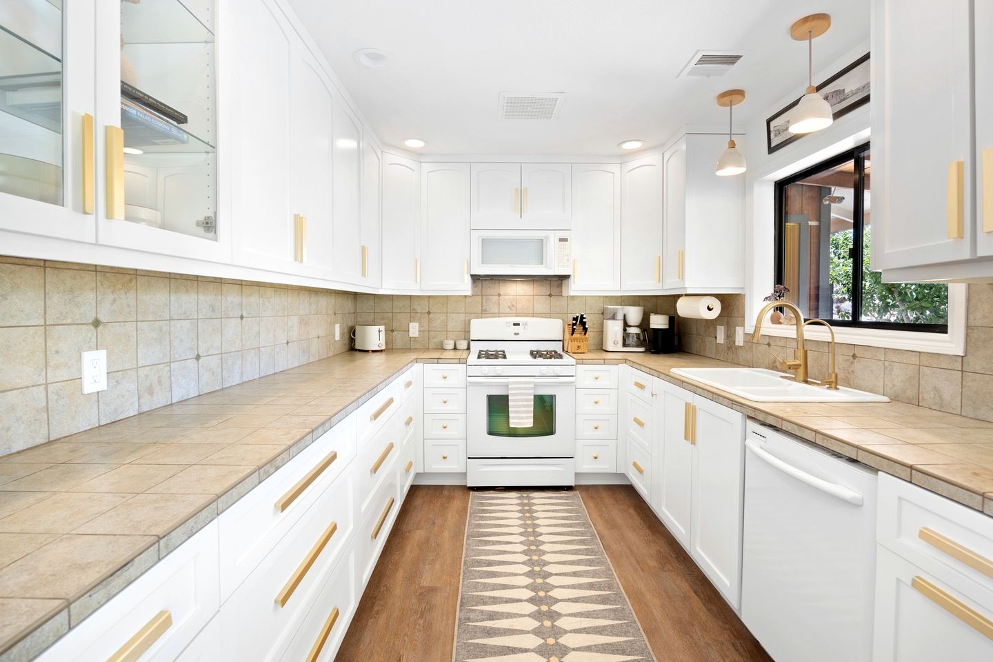 Incredible Vacation Rental with Hot-tub, Fire Pit and Great Sights in Joshua Tree, California