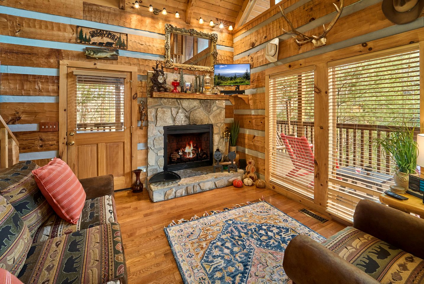 Cozy Cabin with Hot Tub and Pool Table in Pigeon Forge, Tennessee