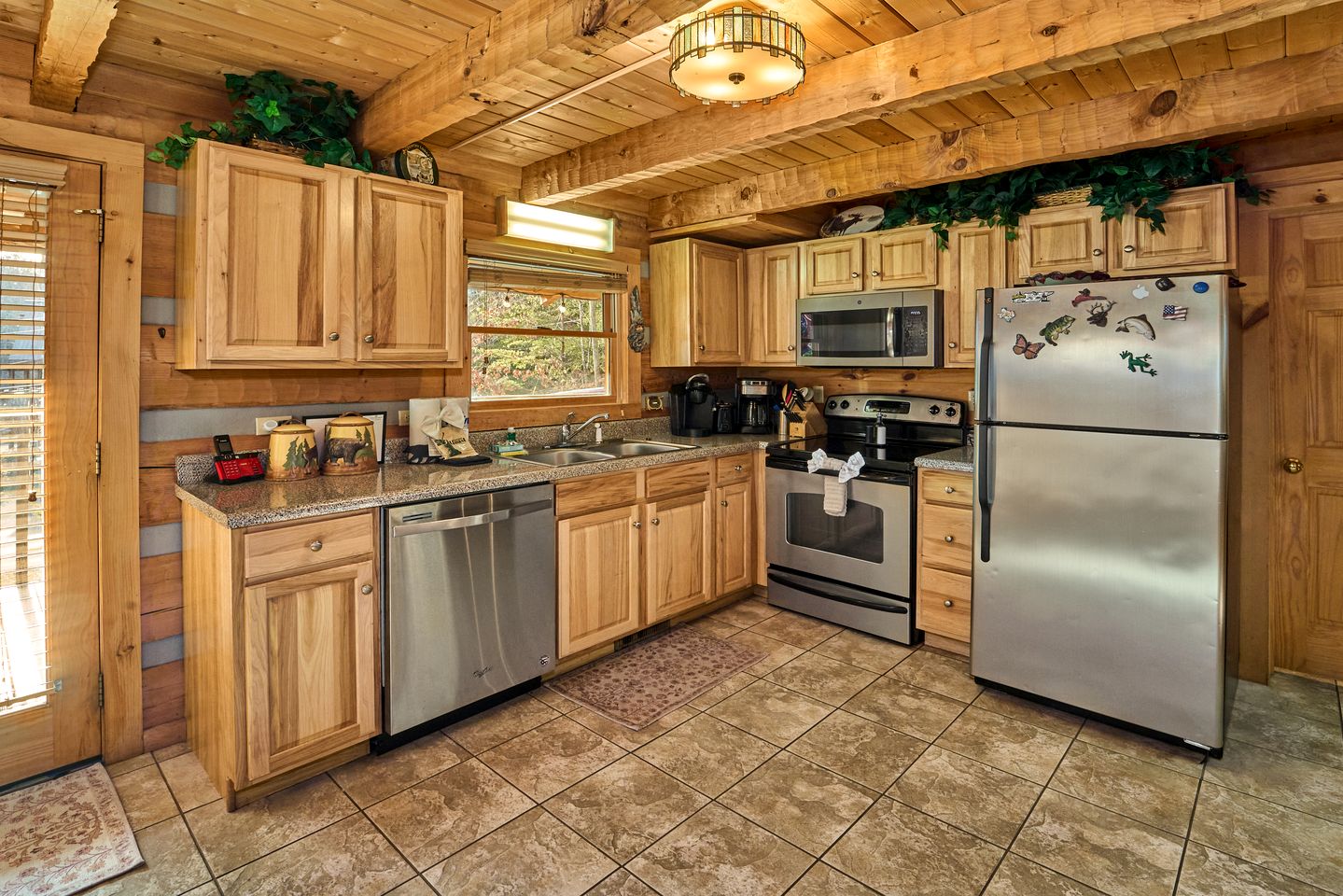 Cozy Cabin with Hot Tub and Pool Table in Pigeon Forge, Tennessee