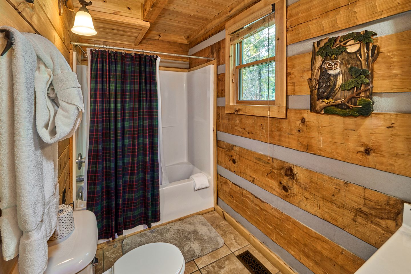Cozy Cabin with Hot Tub and Pool Table in Pigeon Forge, Tennessee