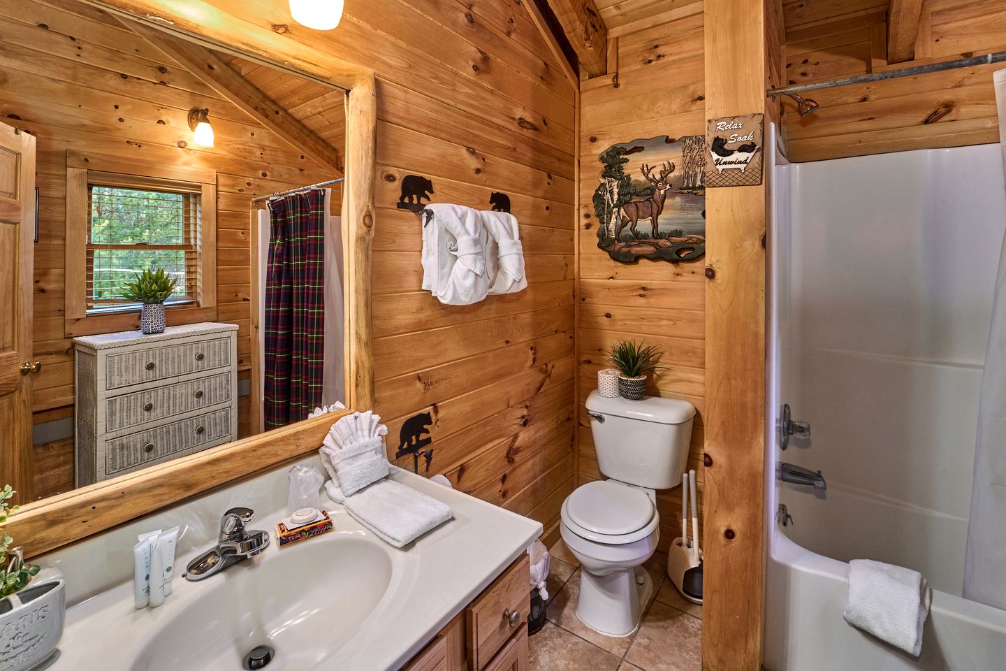 Cozy Cabin with Hot Tub and Pool Table in Pigeon Forge, Tennessee