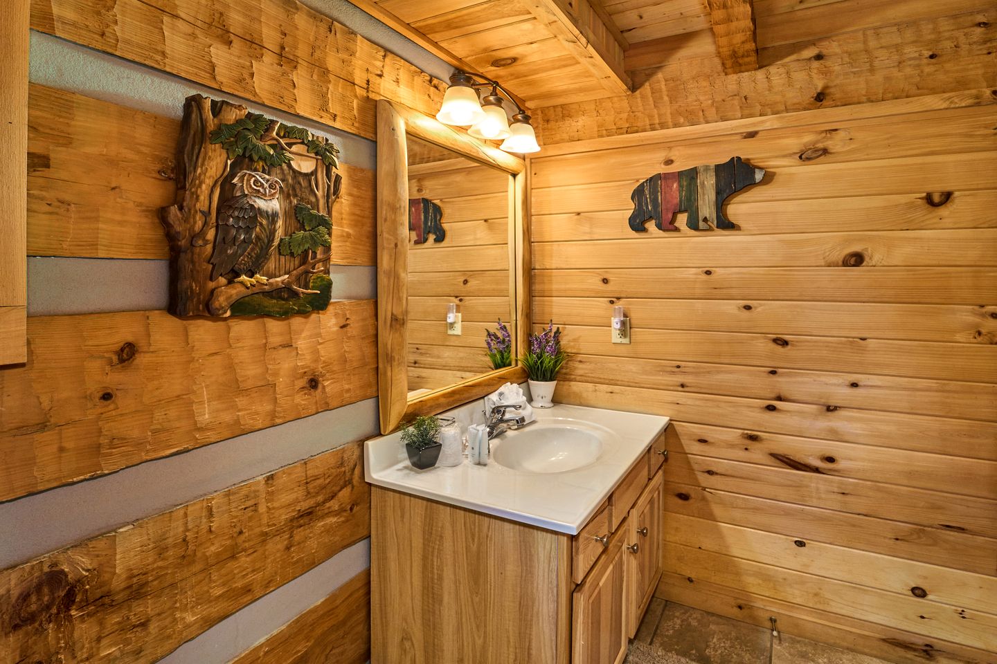 Cozy Cabin with Hot Tub and Pool Table in Pigeon Forge, Tennessee