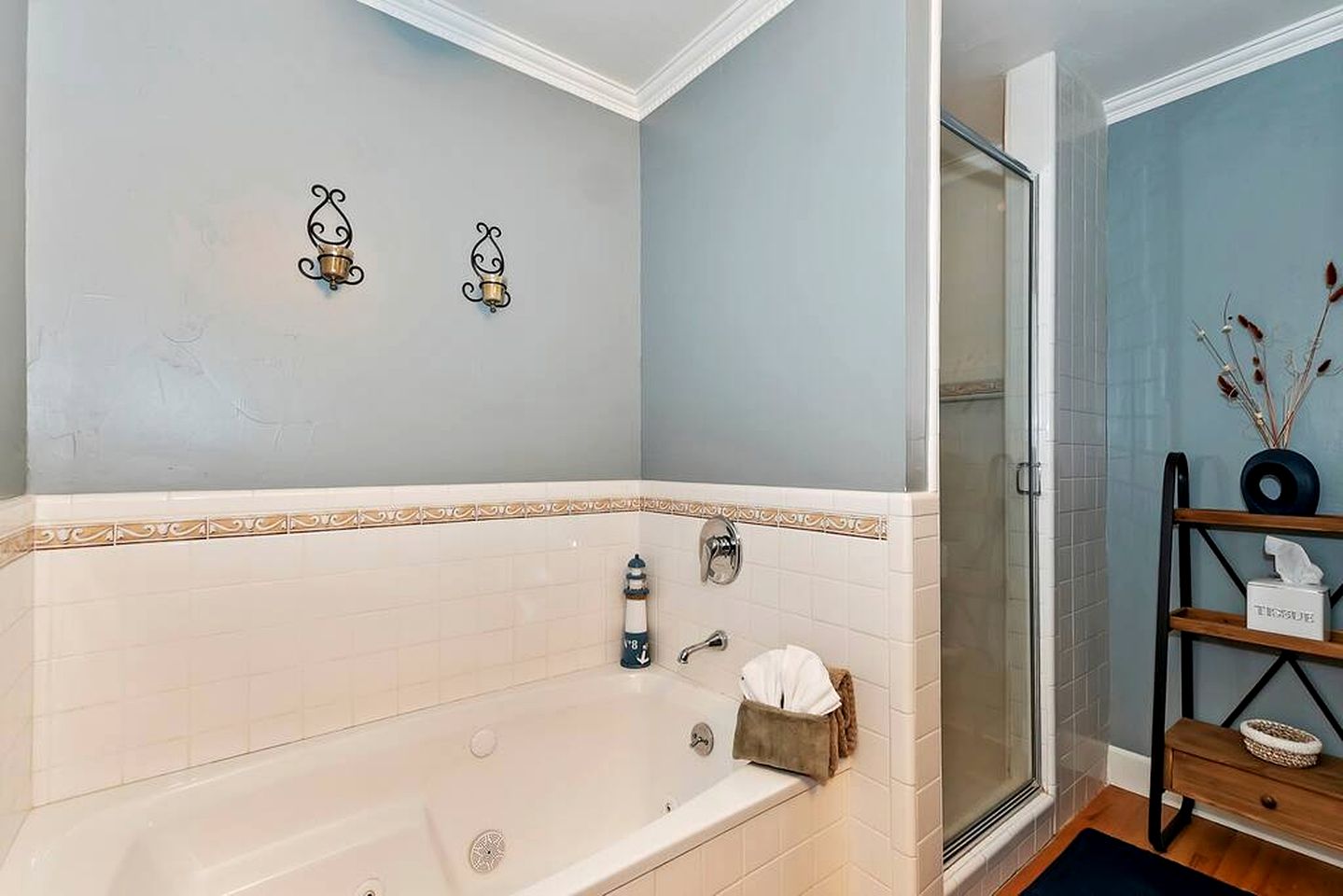 Moonridge Magic: Cabin with Hot Tub for Your Mountain Retreat