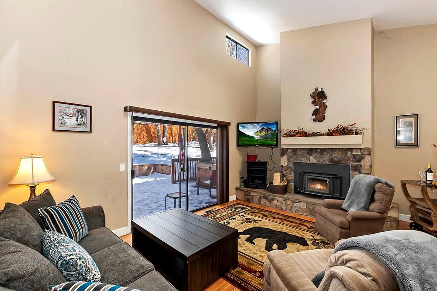 Moonridge Magic: Cabin with Hot Tub for Your Mountain Retreat