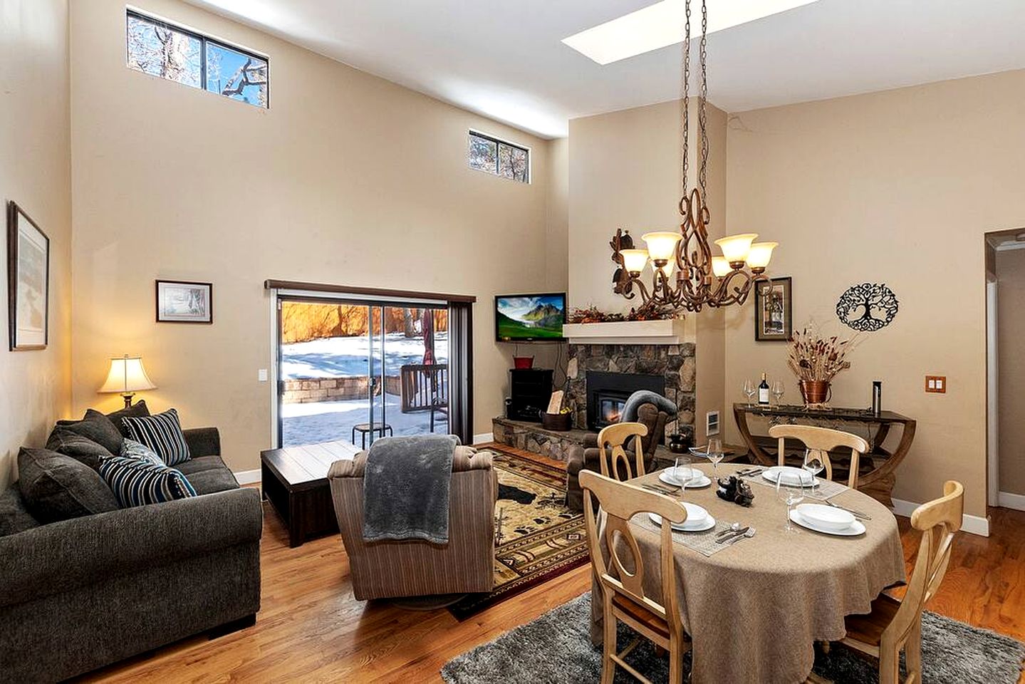 Moonridge Magic: Cabin with Hot Tub for Your Mountain Retreat