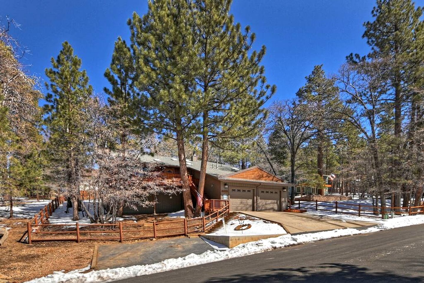 Moonridge Magic: Cabin with Hot Tub for Your Mountain Retreat