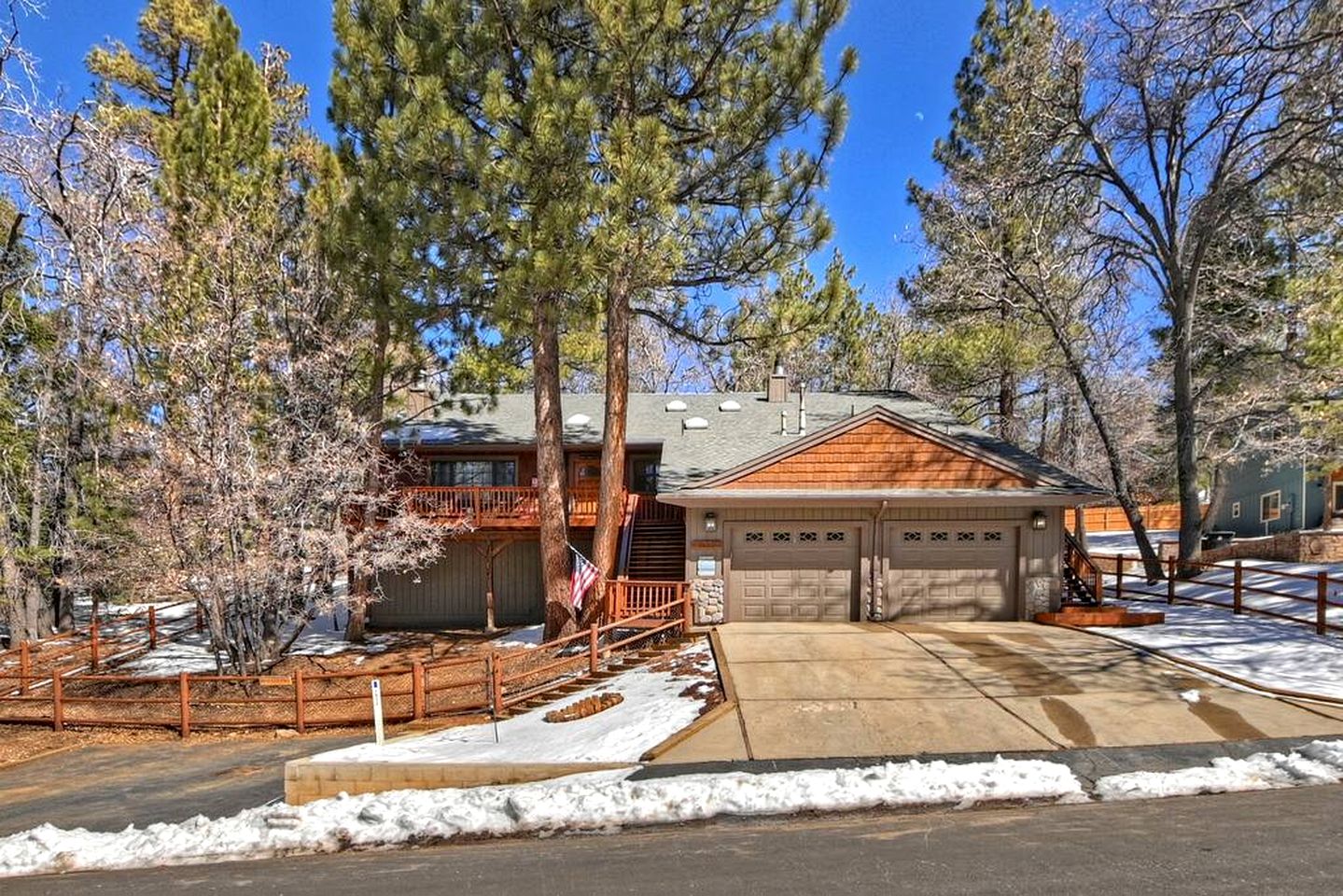 Moonridge Magic: Cabin with Hot Tub for Your Mountain Retreat