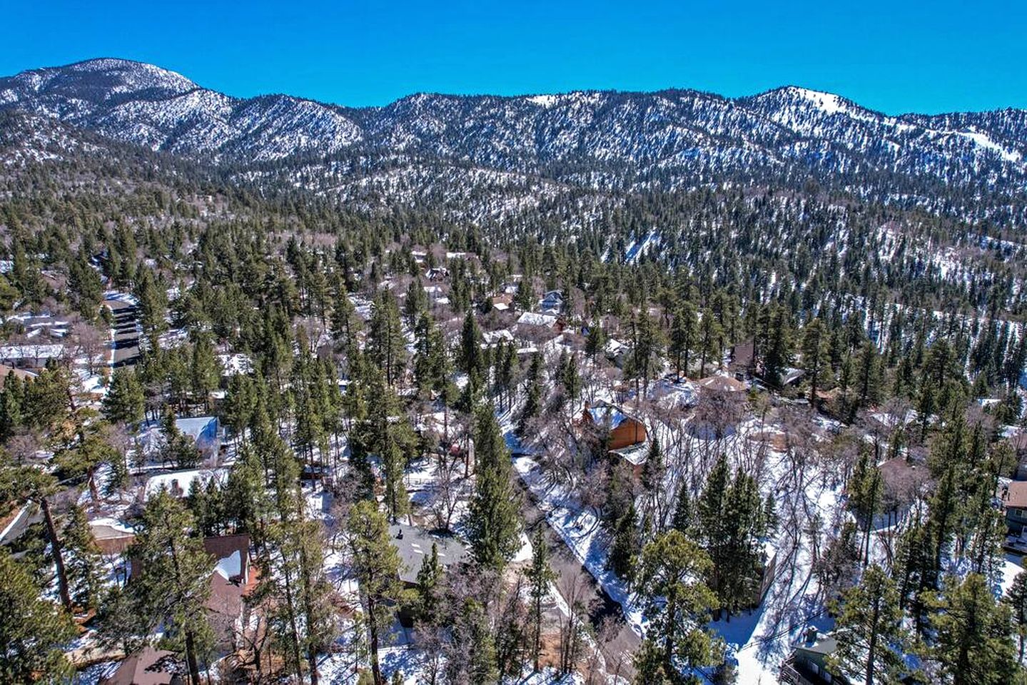 Moonridge Magic: Cabin with Hot Tub for Your Mountain Retreat