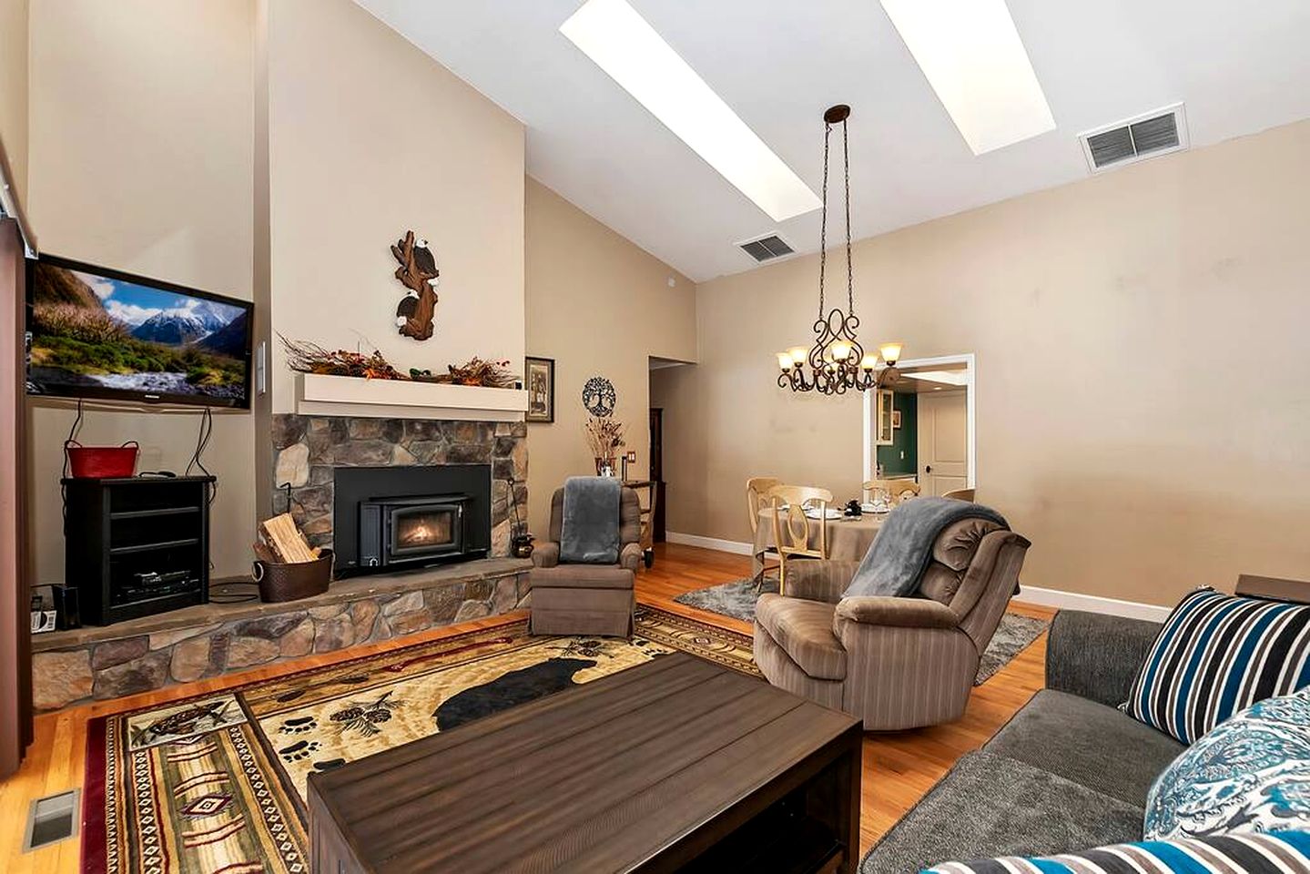 Moonridge Magic: Cabin with Hot Tub for Your Mountain Retreat