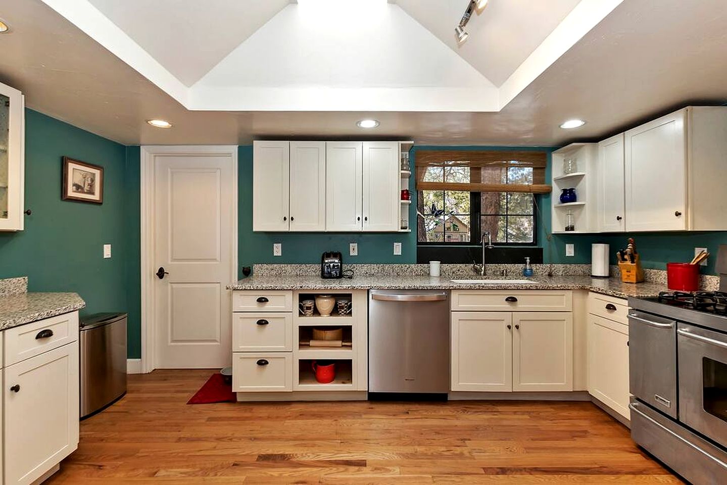 Moonridge Magic: Cabin with Hot Tub for Your Mountain Retreat