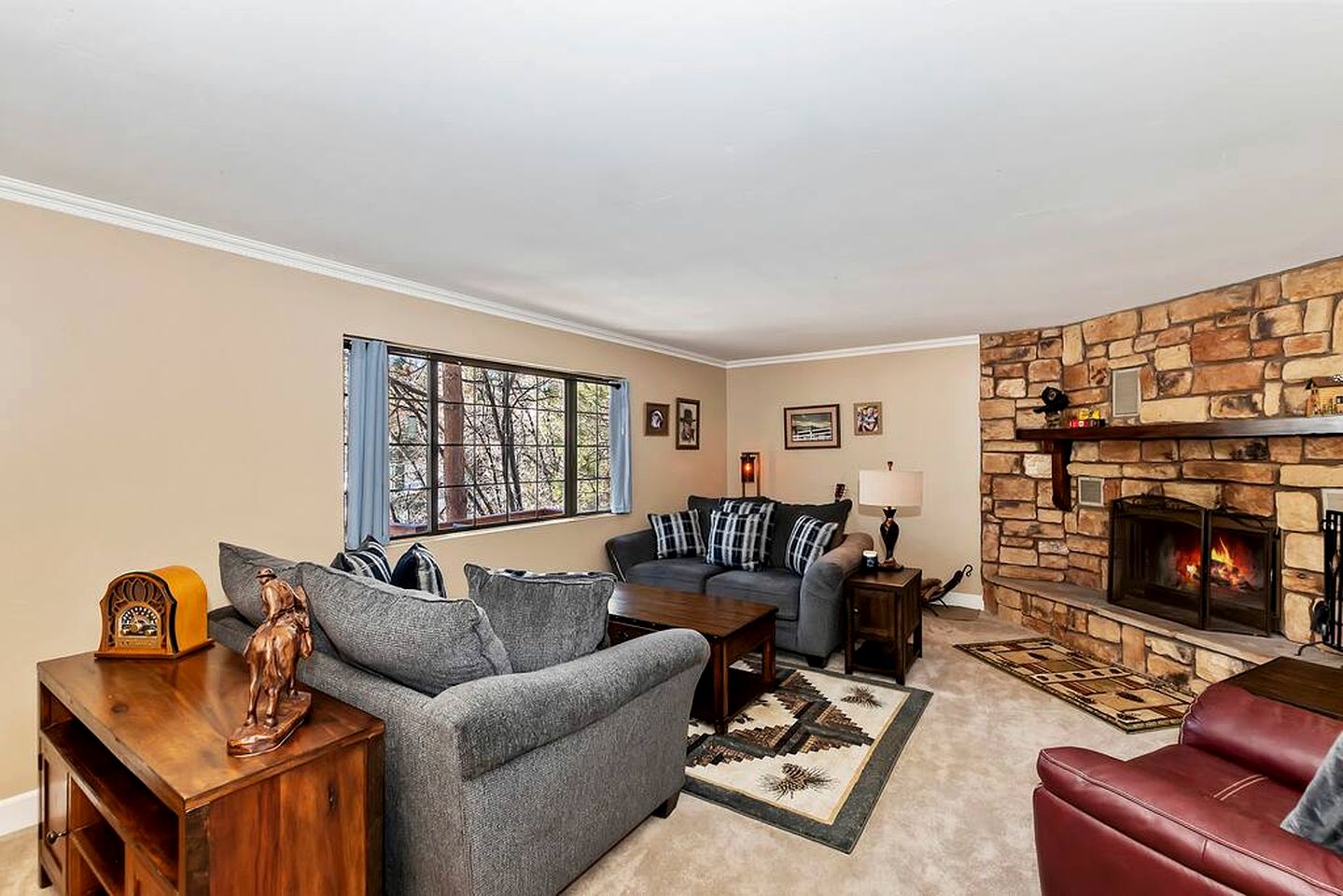 Moonridge Magic: Cabin with Hot Tub for Your Mountain Retreat