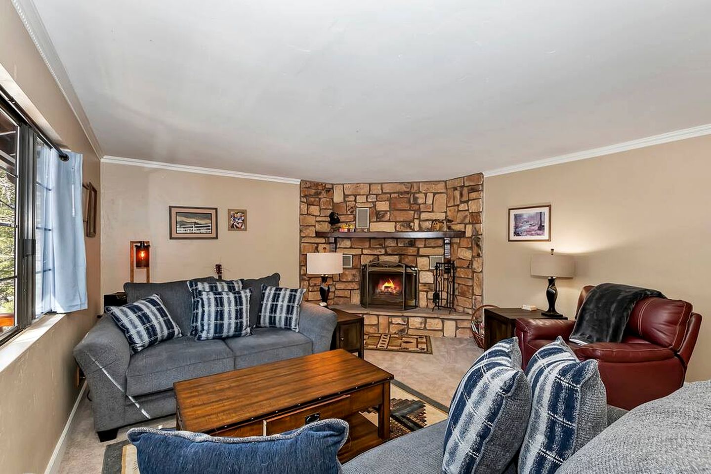 Moonridge Magic: Cabin with Hot Tub for Your Mountain Retreat