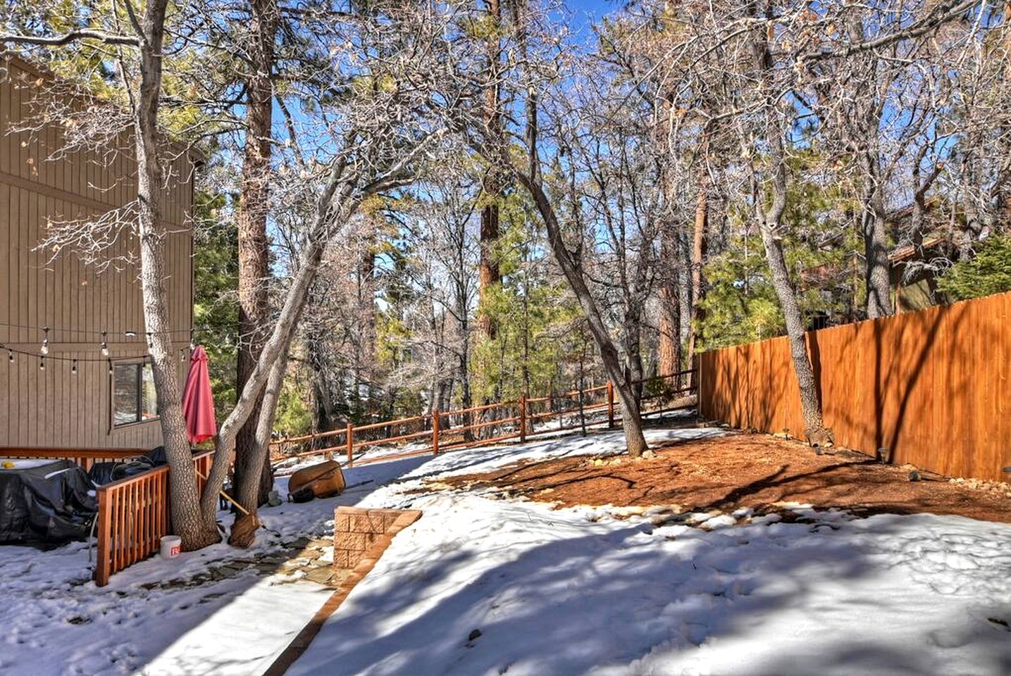 Moonridge Magic: Cabin with Hot Tub for Your Mountain Retreat