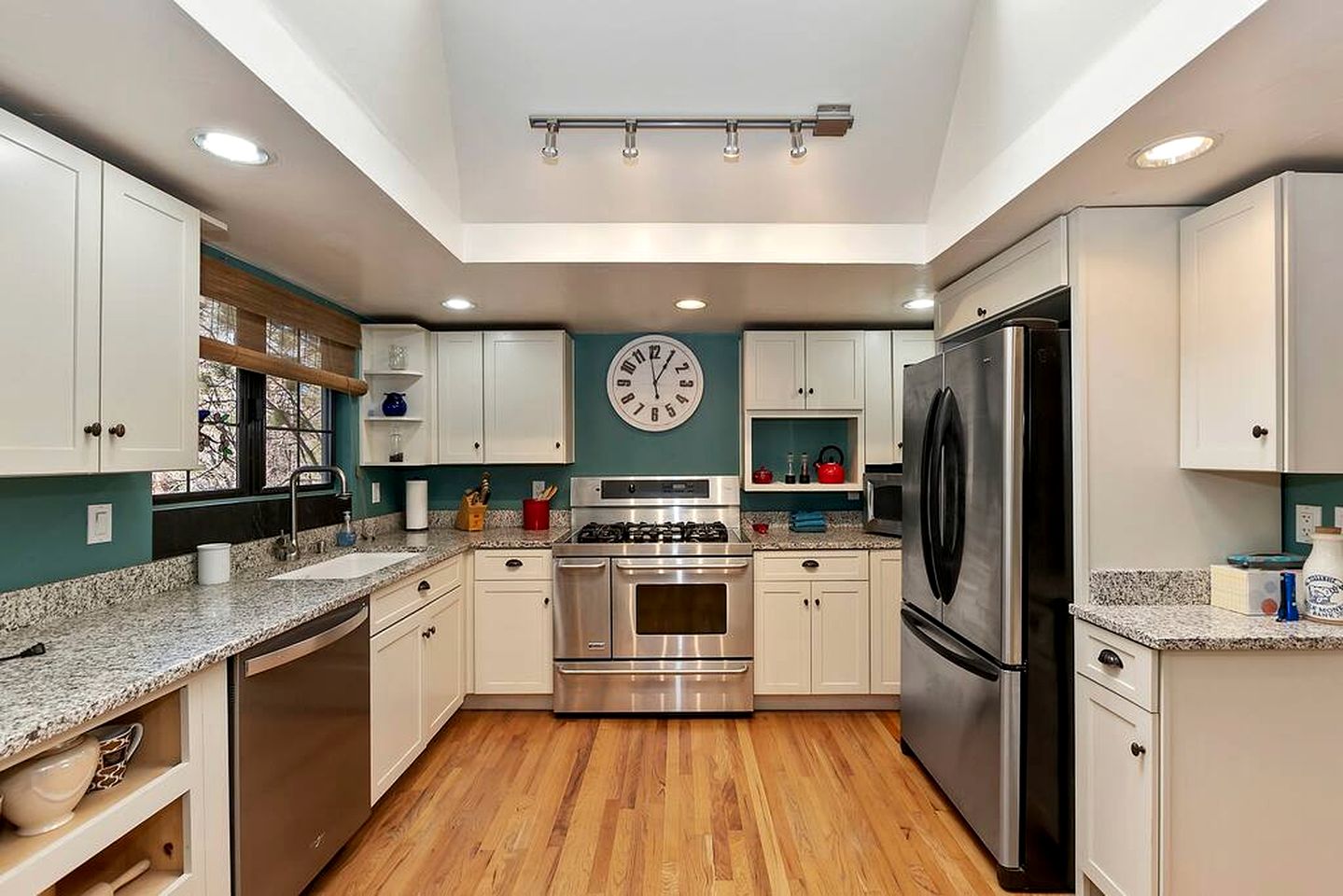 Moonridge Magic: Cabin with Hot Tub for Your Mountain Retreat