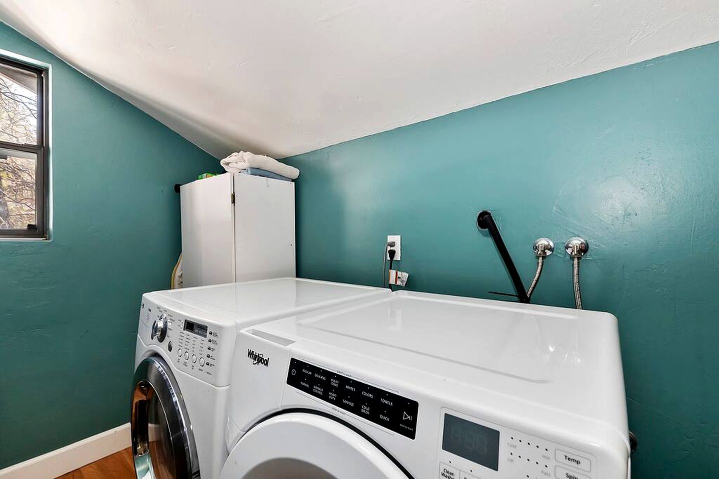 Moonridge Magic: Cabin with Hot Tub for Your Mountain Retreat