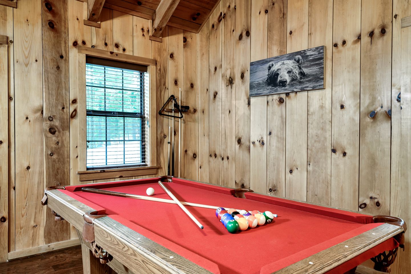 Wonderful Cabin with Hot-tub and Pool Table in Sevierville, Tennessee