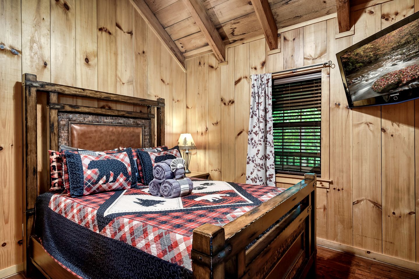 Wonderful Cabin with Hot-tub and Pool Table in Sevierville, Tennessee
