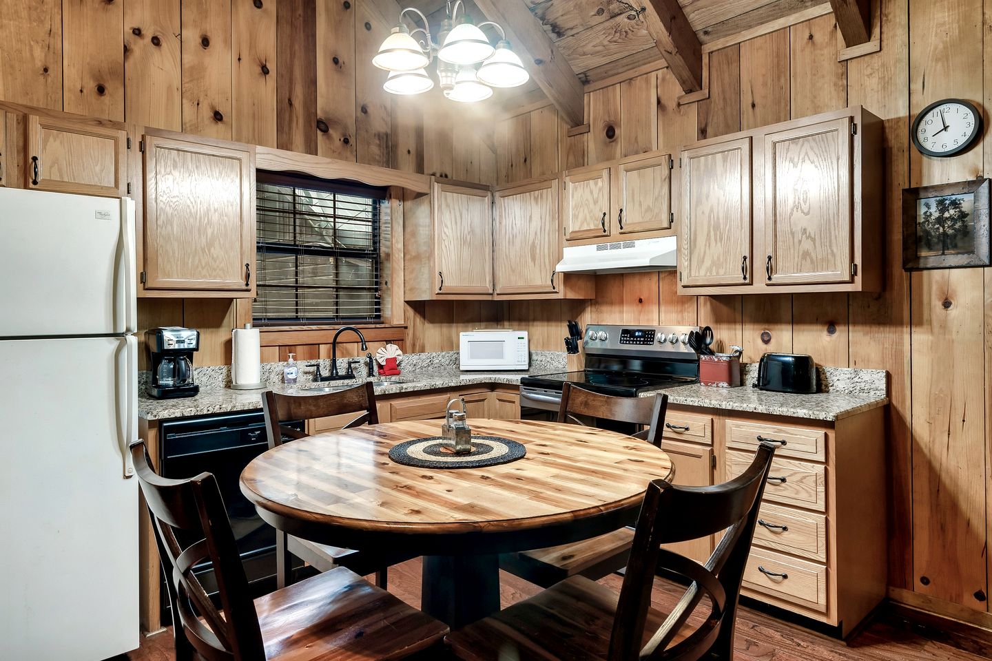 Wonderful Cabin with Hot-tub and Pool Table in Sevierville, Tennessee