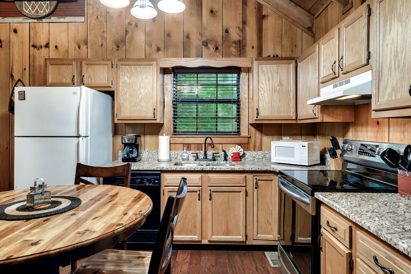 Wonderful Cabin with Hot-tub and Pool Table in Sevierville, Tennessee