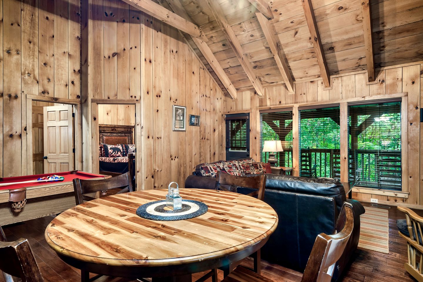 Wonderful Cabin with Hot-tub and Pool Table in Sevierville, Tennessee