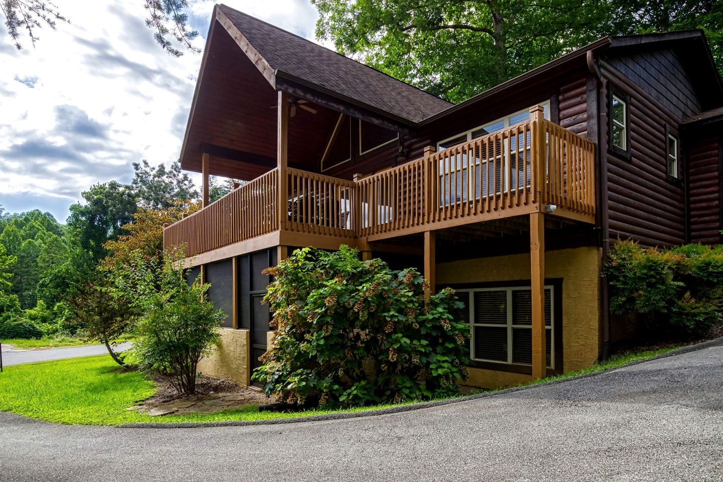 Fantastic Cabin with Hot-tub in Gatlinburg, Tennessee