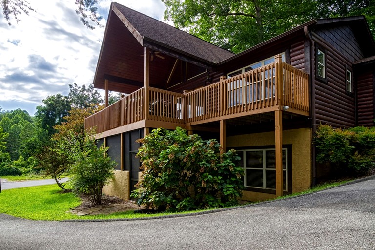 Fantastic Cabin with Hot-tub in Gatlinburg, Tennessee
