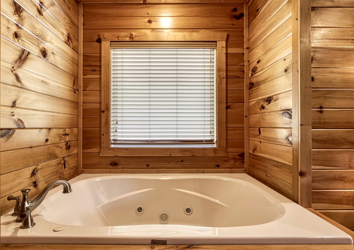 Fantastic Cabin with Hot-tub in Gatlinburg, Tennessee