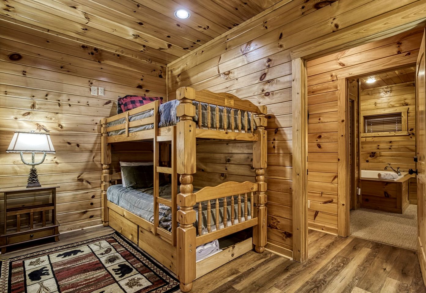 Fantastic Cabin with Hot-tub in Gatlinburg, Tennessee
