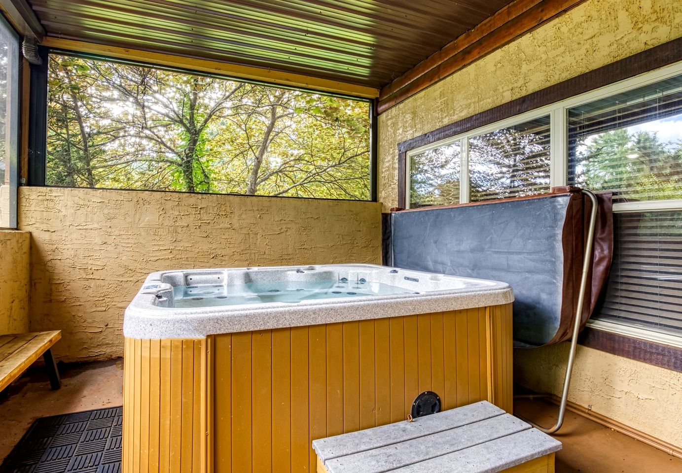 Fantastic Cabin with Hot-tub in Gatlinburg, Tennessee