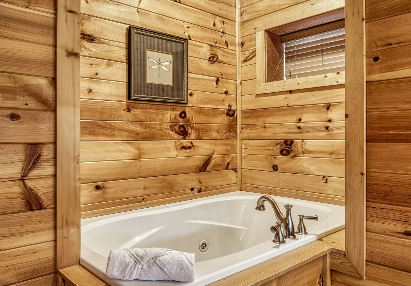 Fantastic Cabin with Hot-tub in Gatlinburg, Tennessee
