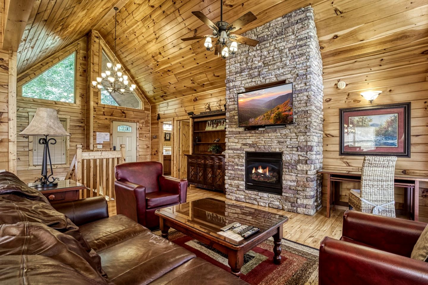Fantastic Cabin with Hot-tub in Gatlinburg, Tennessee