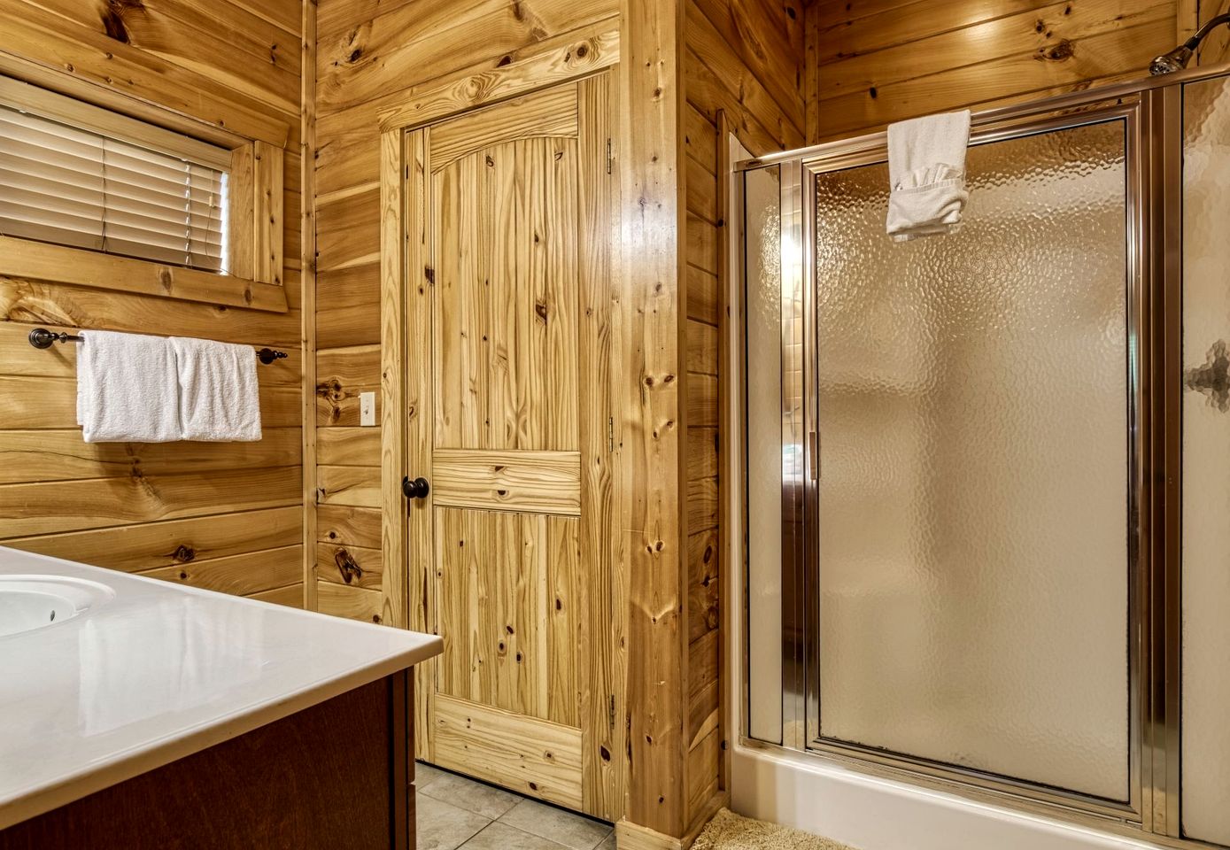 Fantastic Cabin with Hot-tub in Gatlinburg, Tennessee