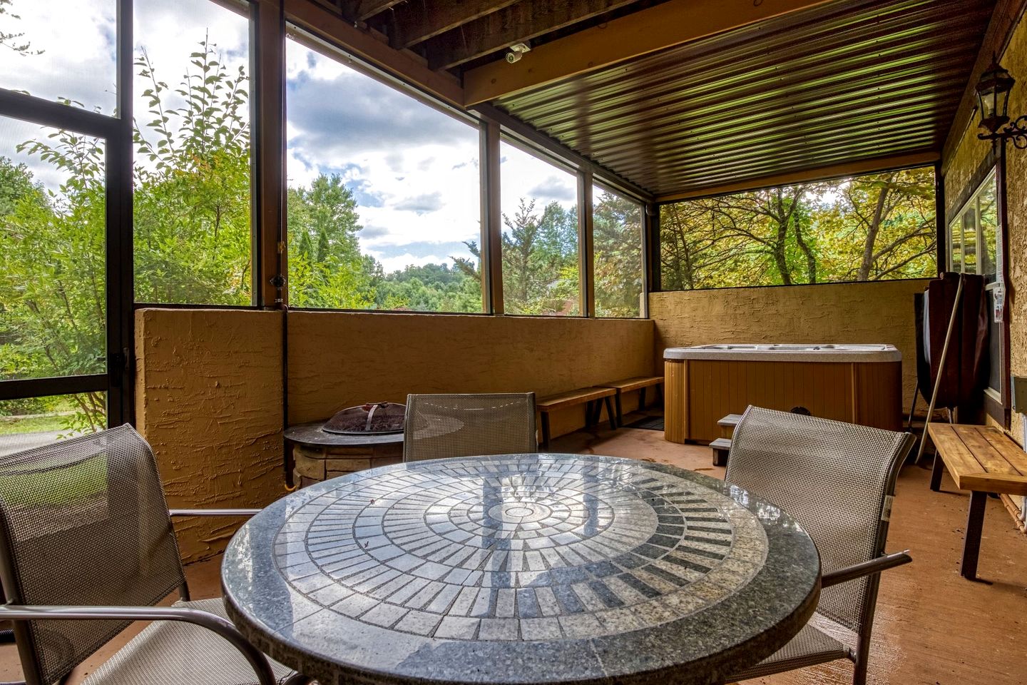 Fantastic Cabin with Hot-tub in Gatlinburg, Tennessee