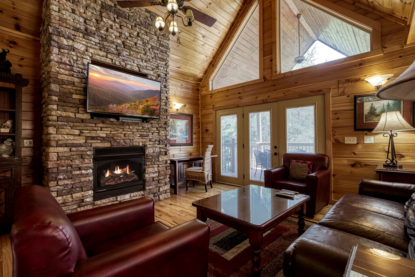 Fantastic Cabin with Hot-tub in Gatlinburg, Tennessee