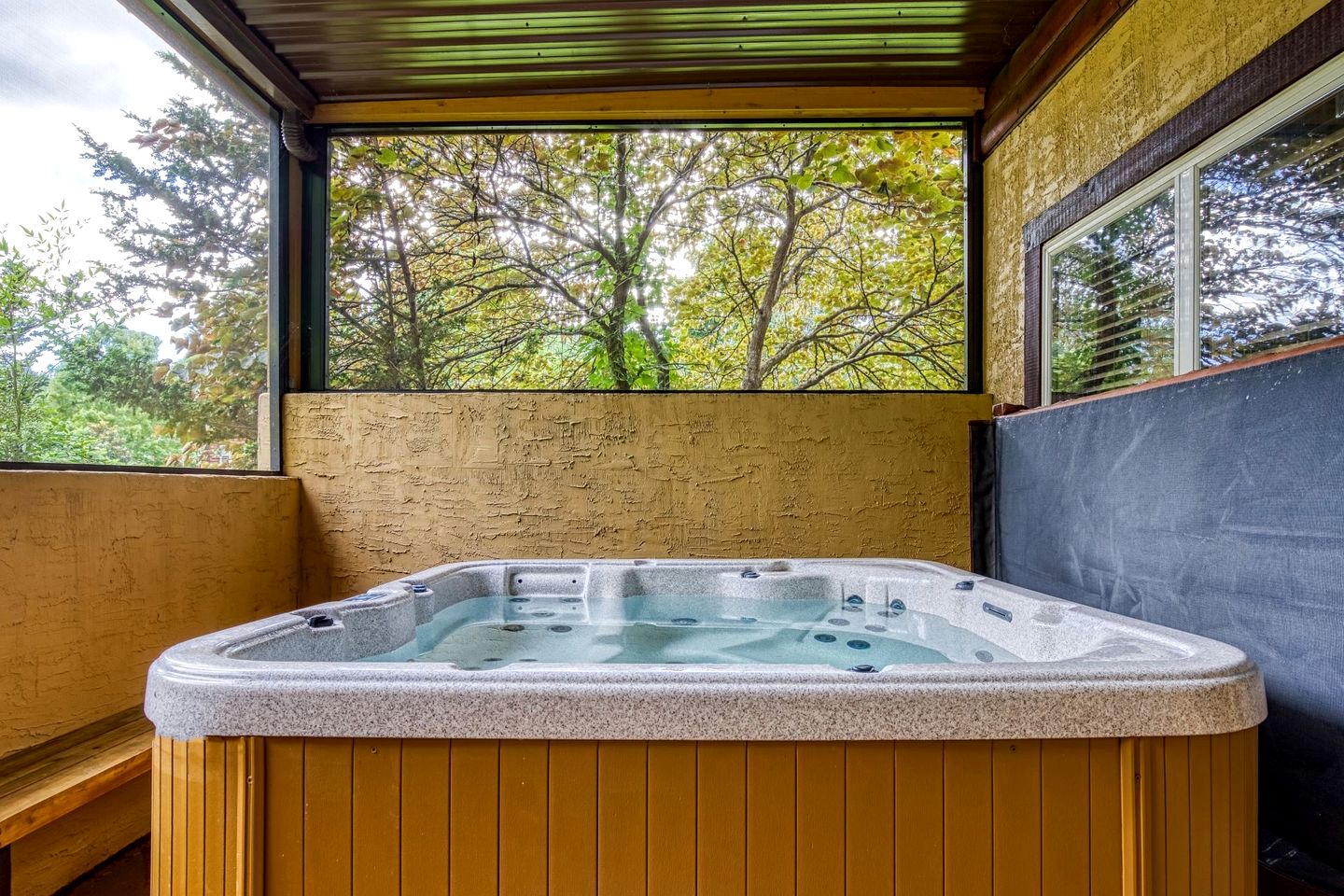 Fantastic Cabin with Hot-tub in Gatlinburg, Tennessee