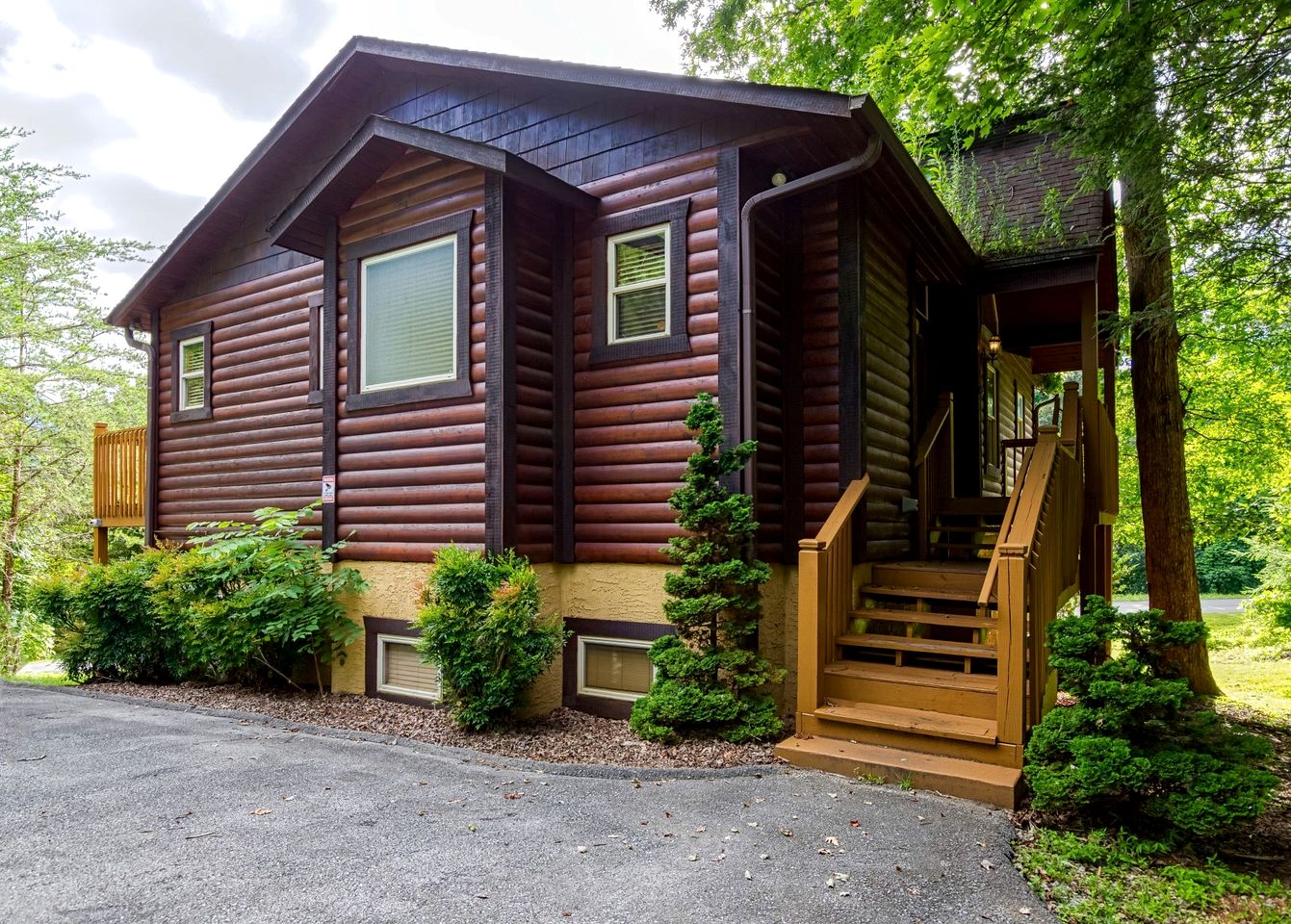 Fantastic Cabin with Hot-tub in Gatlinburg, Tennessee
