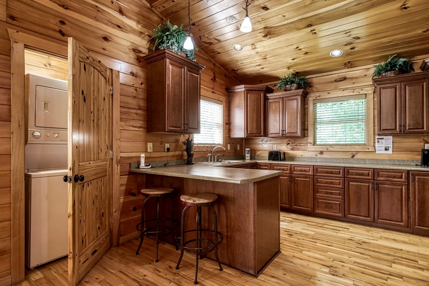 Fantastic Cabin with Hot-tub in Gatlinburg, Tennessee
