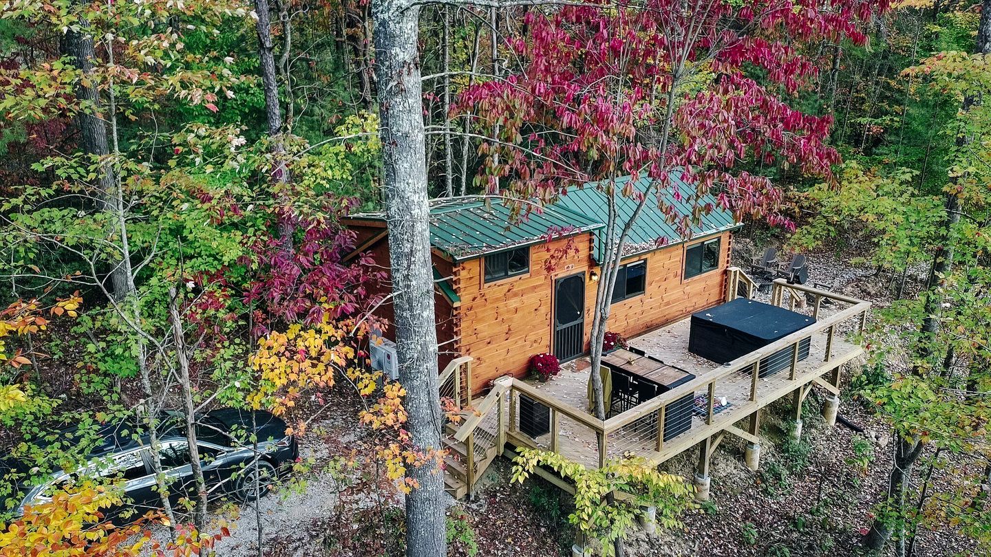 Charming Cabin with Private Hot Tub Near Red River Gorge in Campton, Kentucky