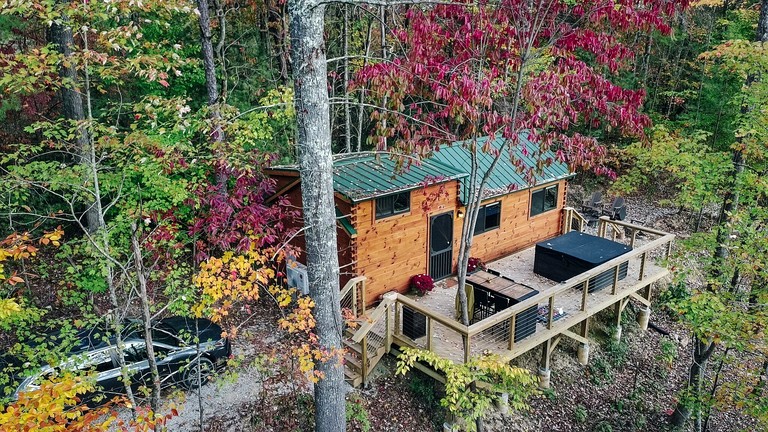 Charming Cabin with Private Hot Tub Near Red River Gorge in Campton, Kentucky