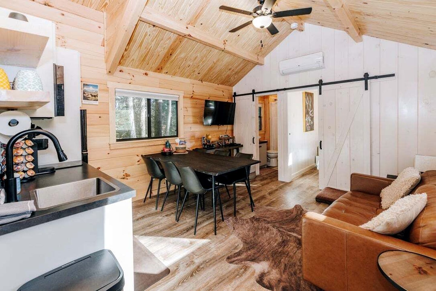 Charming Cabin with Private Hot Tub Near Red River Gorge in Campton, Kentucky