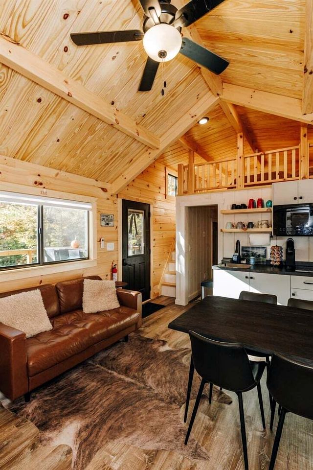 Charming Cabin with Private Hot Tub Near Red River Gorge in Campton, Kentucky