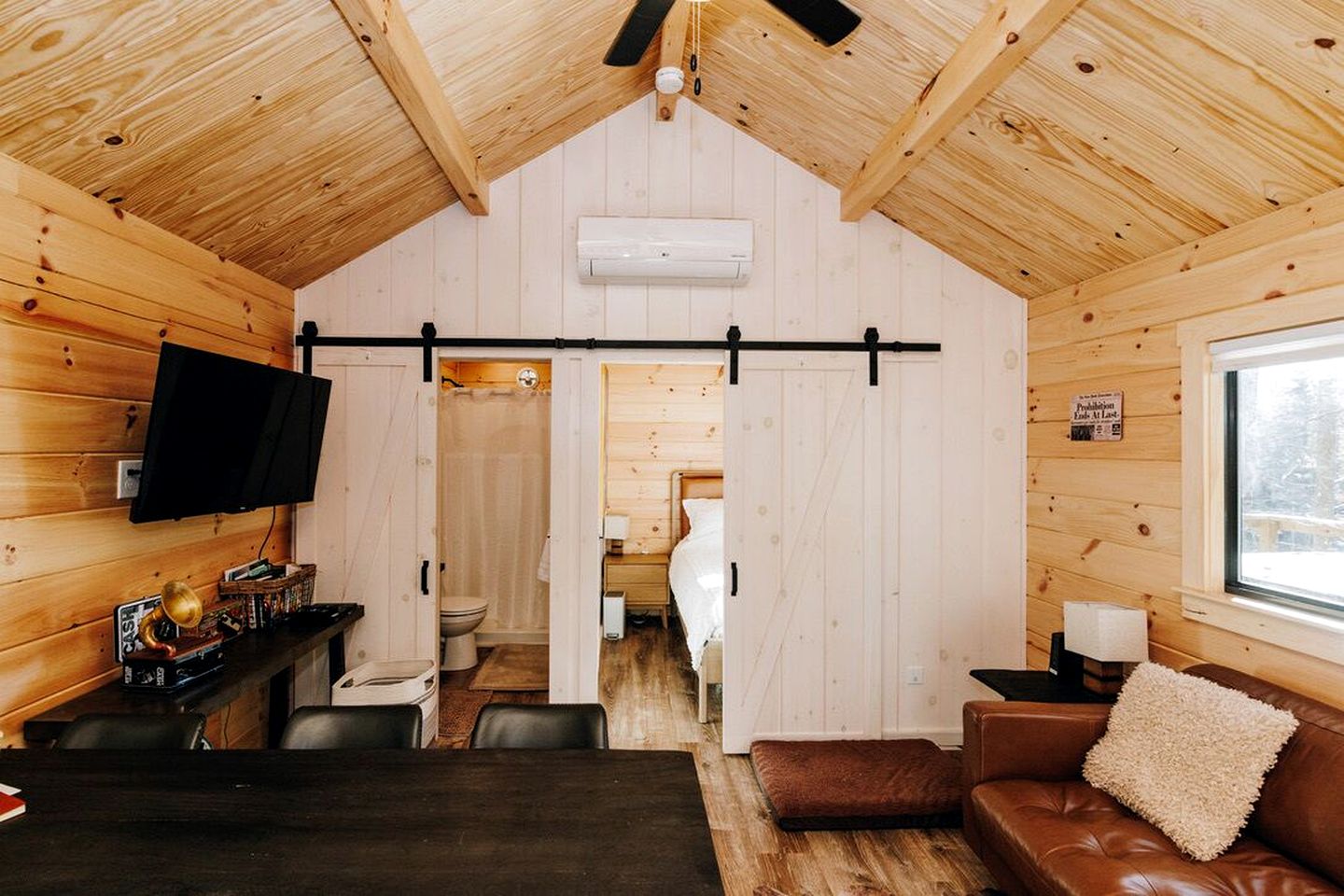 Charming Cabin with Private Hot Tub Near Red River Gorge in Campton, Kentucky