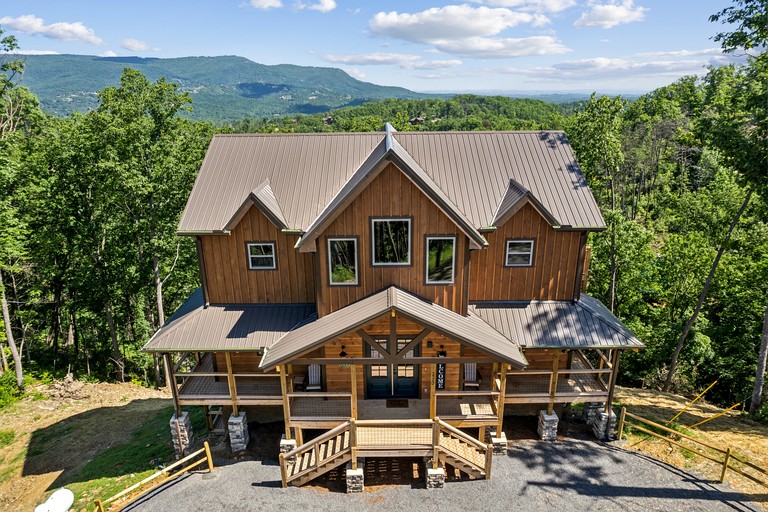 Fantastic Wooden Cabin with Pool Table and Hot-tub in Sevierville, Tennessee