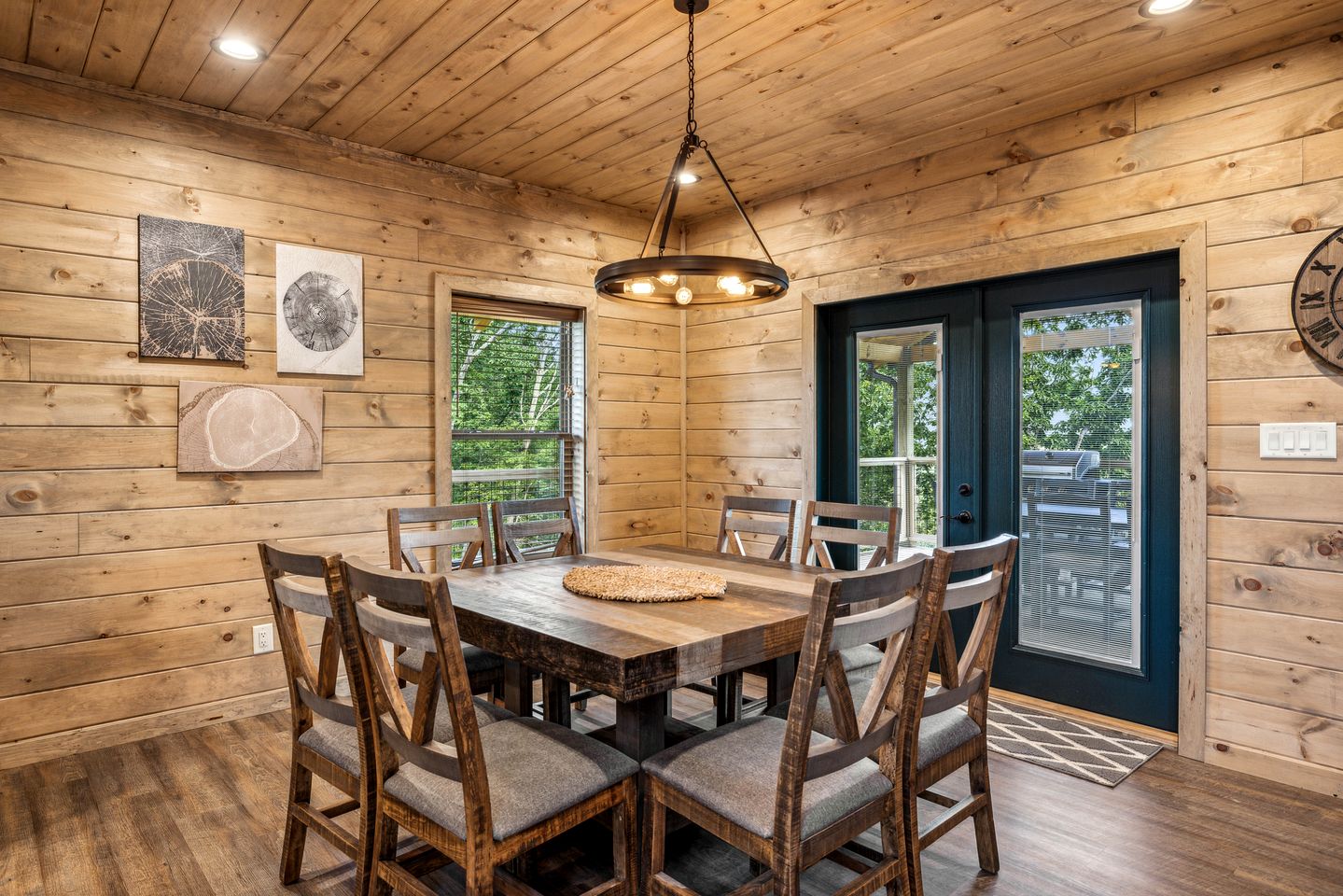 Fantastic Wooden Cabin with Pool Table and Hot-tub in Sevierville, Tennessee