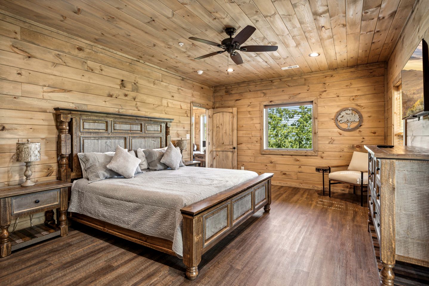Fantastic Wooden Cabin with Pool Table and Hot-tub in Sevierville, Tennessee
