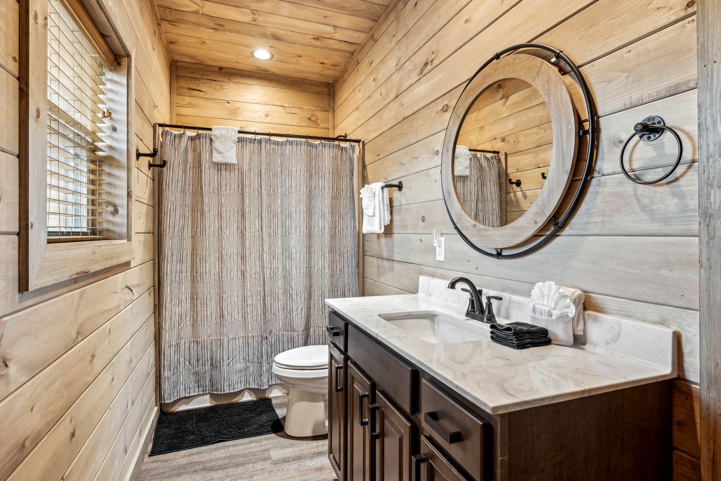 Fantastic Wooden Cabin with Pool Table and Hot-tub in Sevierville, Tennessee