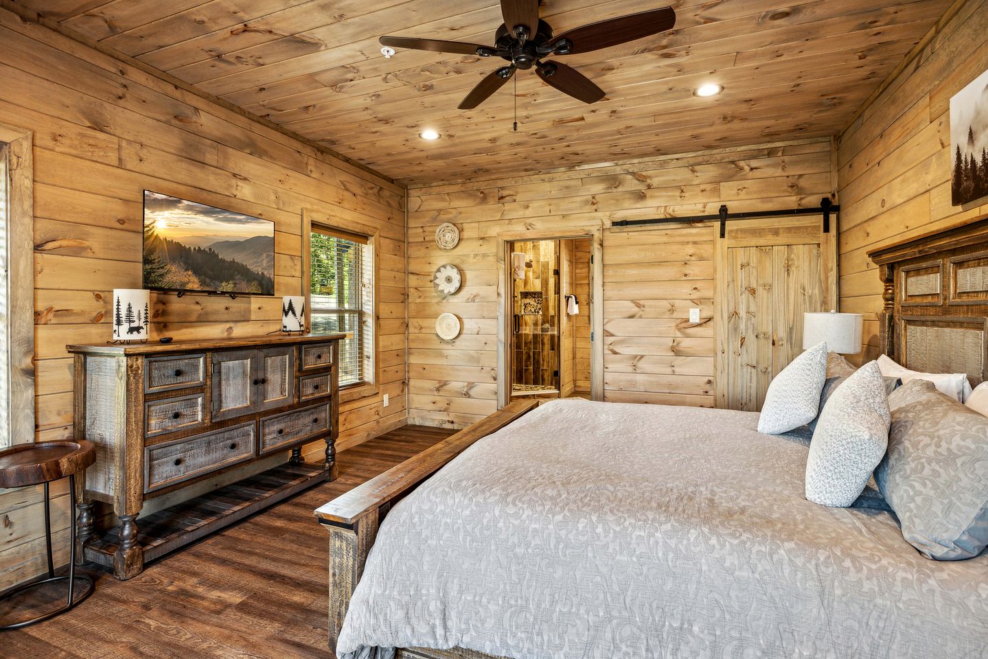 Fantastic Wooden Cabin with Pool Table and Hot-tub in Sevierville, Tennessee