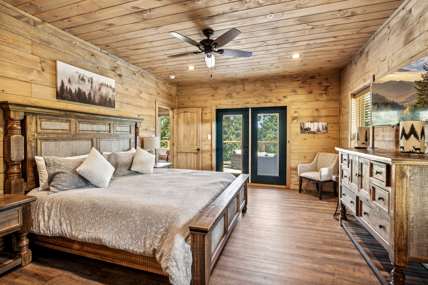 Fantastic Wooden Cabin with Pool Table and Hot-tub in Sevierville, Tennessee